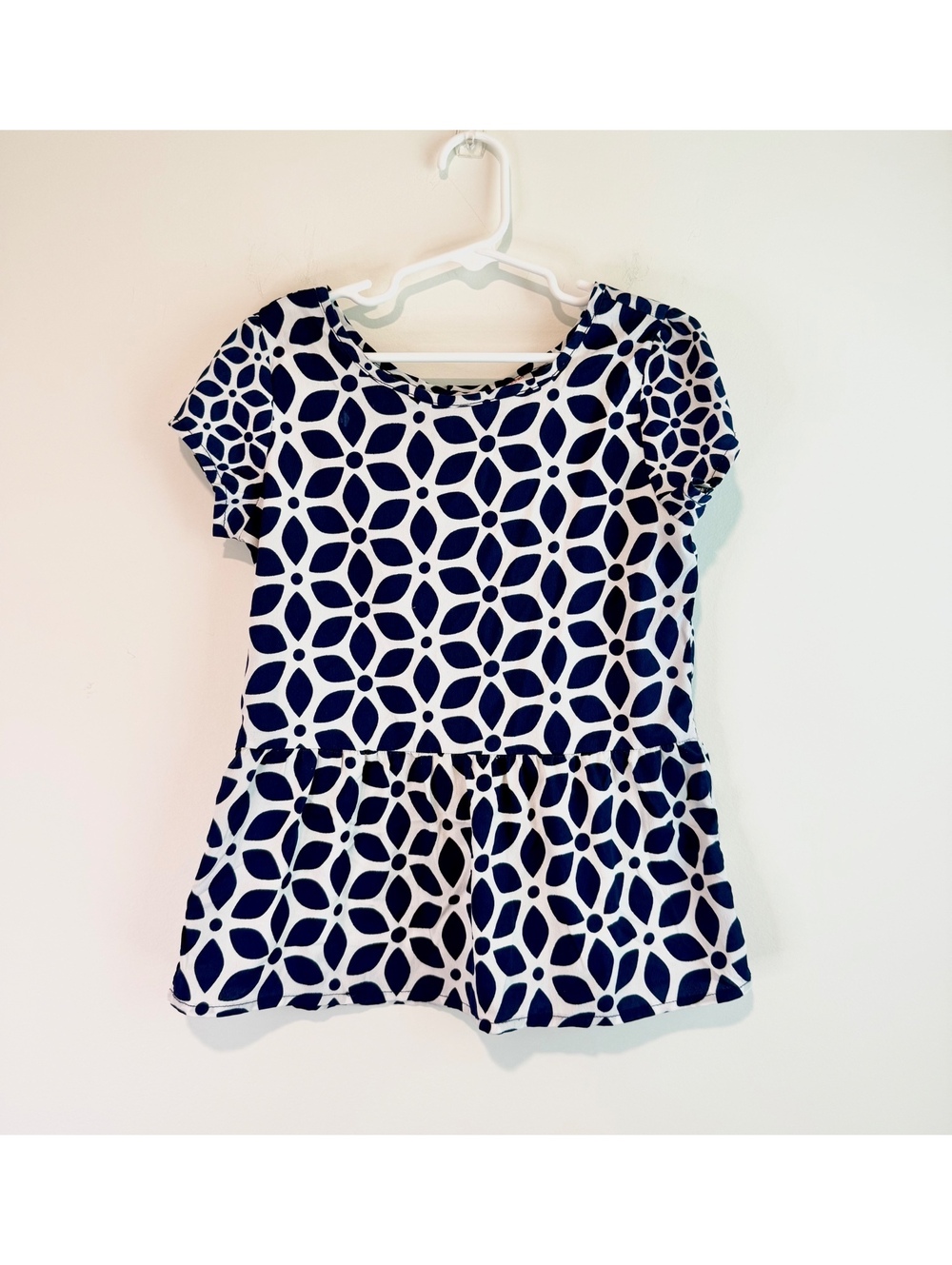 Total Girl Medium (8) Blue and White Patterned Short Sleeve Top